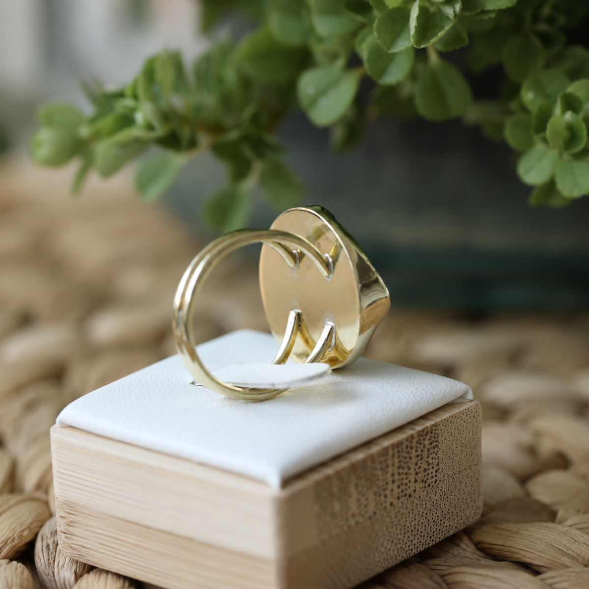 Bague coquillage doré vue de dessous. Atelier Sitaël