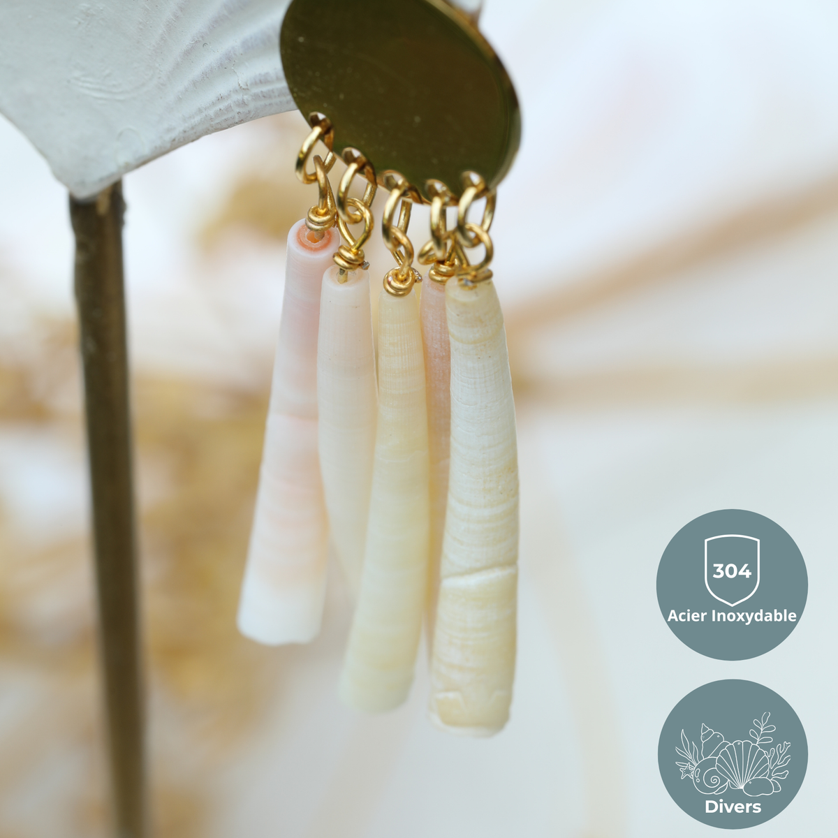 Boucles d'oreilles à franges de coquillages blancs vues de profil. Atelier Sitaël
