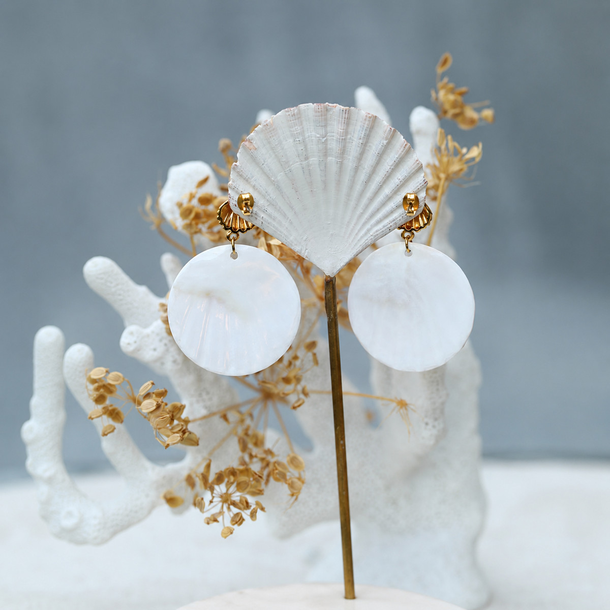Dos blanc des grandes boucles d'oreilles coquillage. Atelier Sitaël