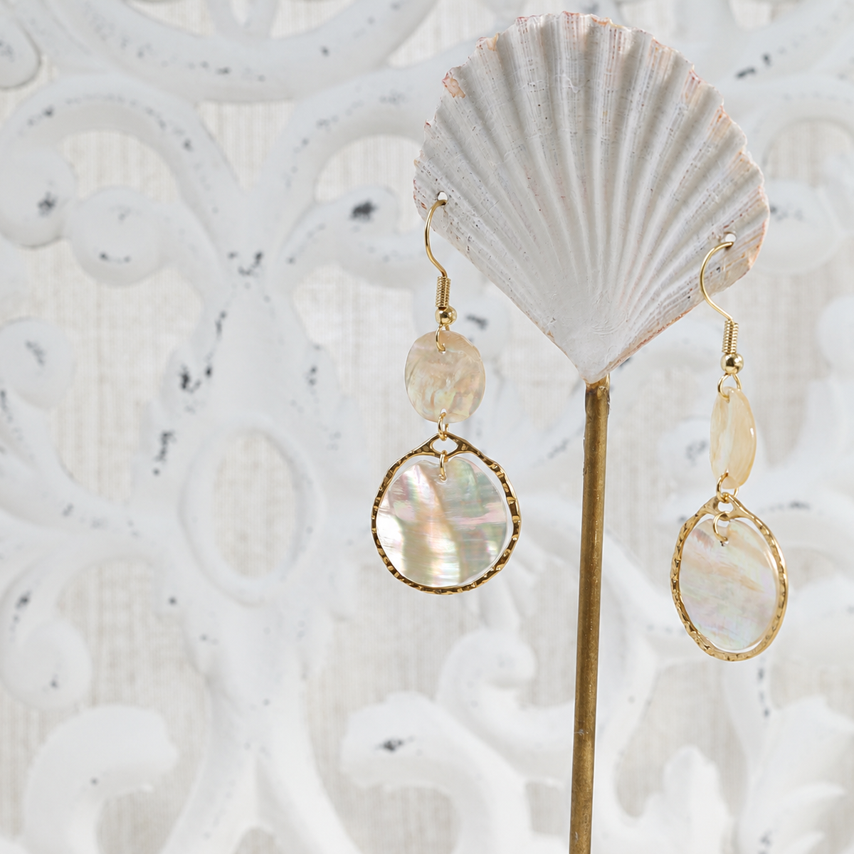Boucles d'oreilles pendantes nacre, reflets roses et verts. Atelier Sitaël