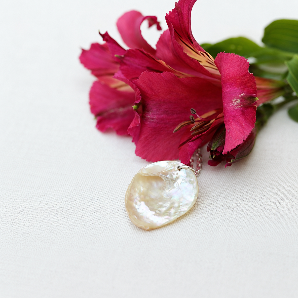 Collier nacre irisée et argent, gros plan sur le dos du pendentif. Atelier Sitaël