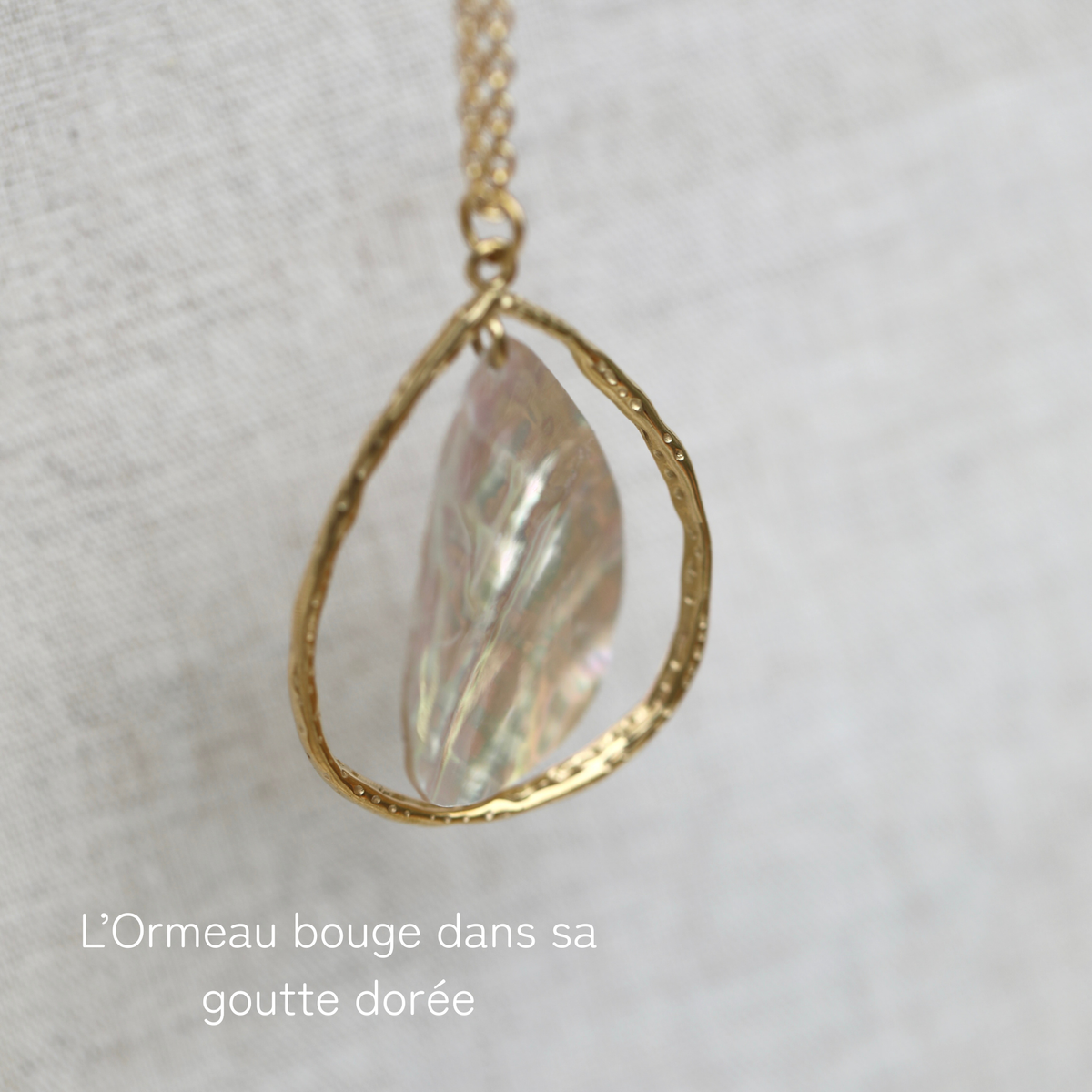 Pendentif nacre libre dans sa goutte dorée, vue de détail. Atelier Sitaël